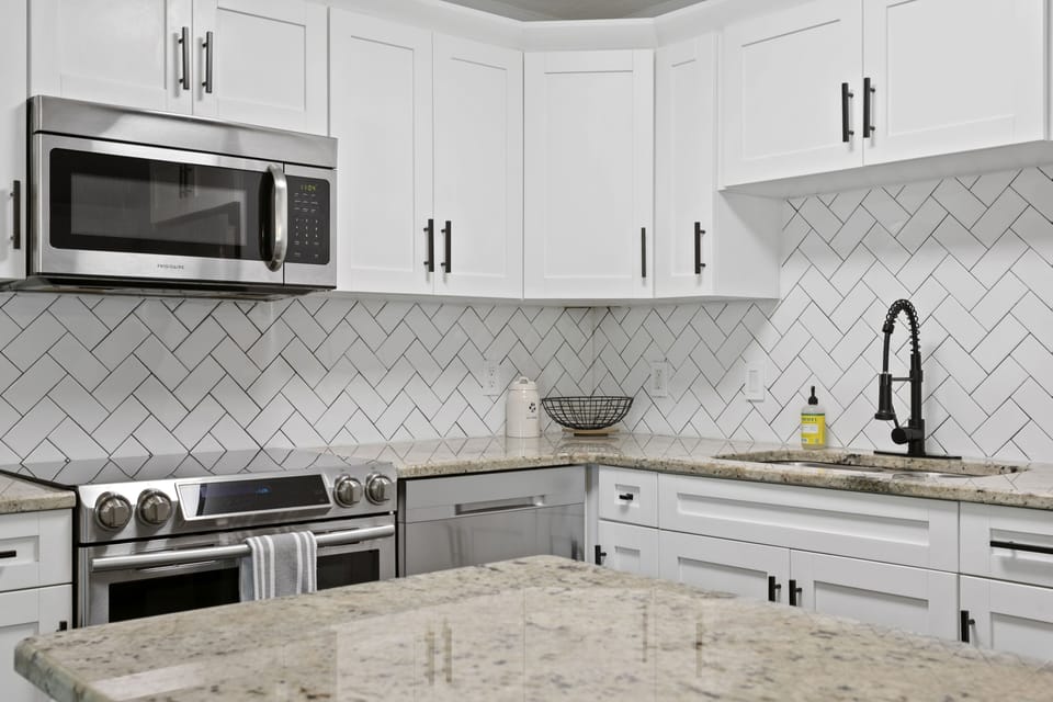 Amazing Large Kitchen with brand new KitchenAid Dishwasher
