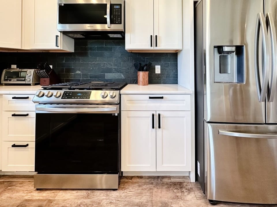 Gourmet kitchen with all new appliances new and quartz countertop