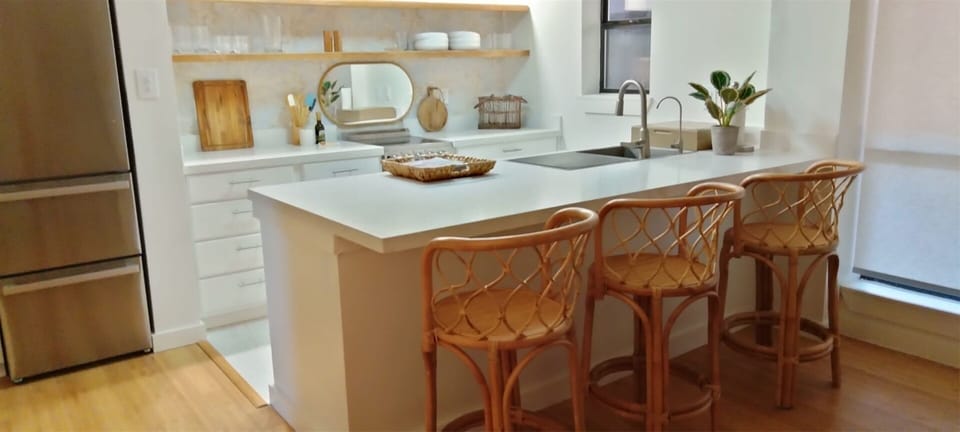 Jumbo Island seating for up to 5 guests