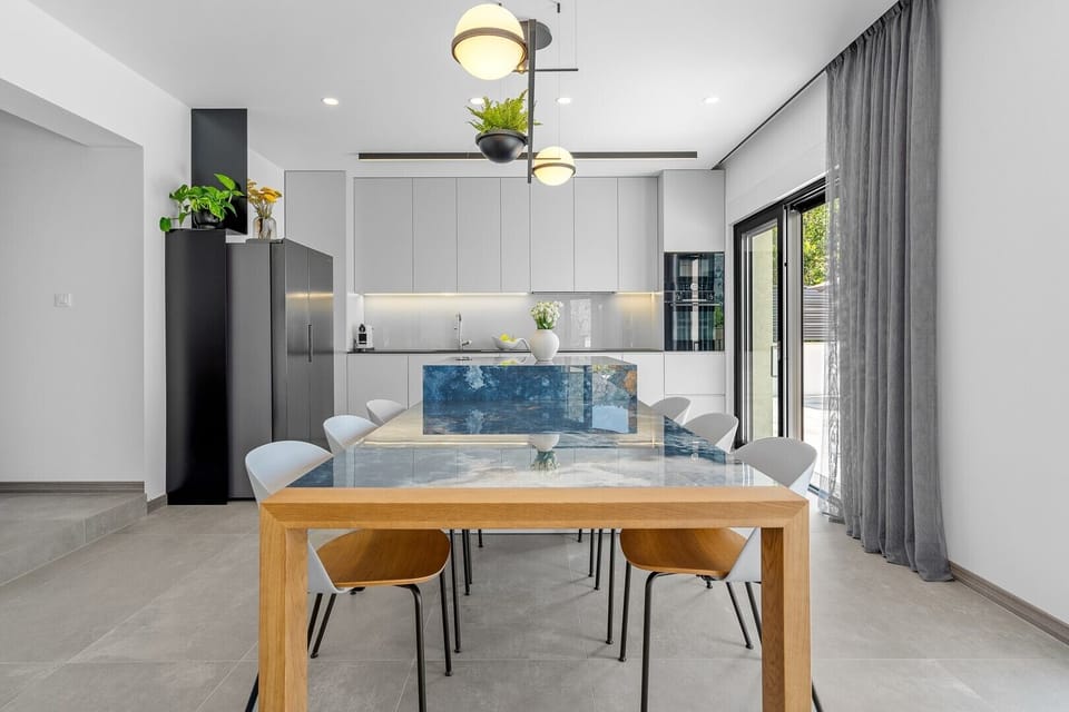 fully equipped kitchen with a dining area for 6 people
