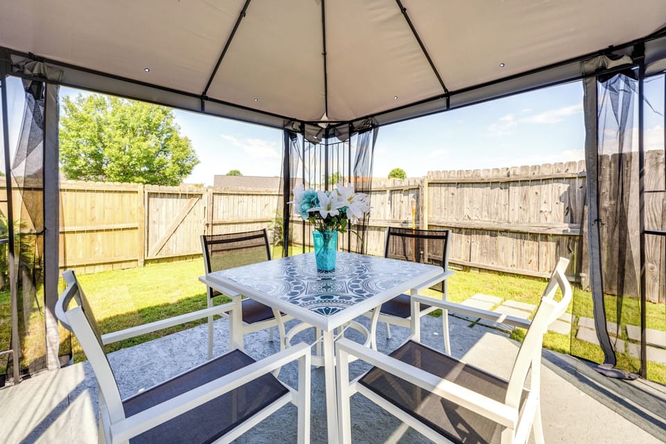 Horn Lake Vacation Rental | 3BR | 3BA | 1,222 Sq Ft | Stairs Required