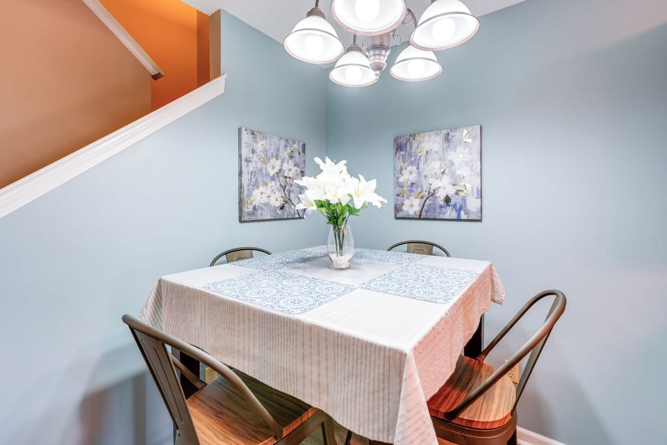 Dining Area | Dishware/Flatware Provided