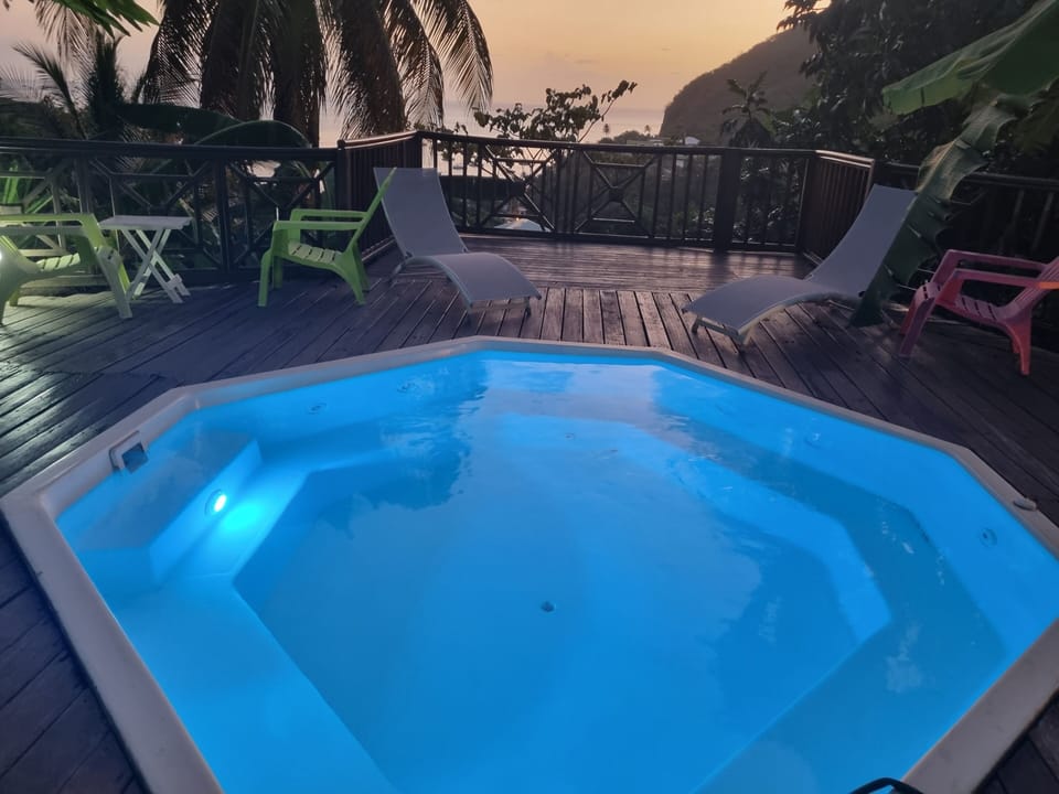 Outdoor spa tub