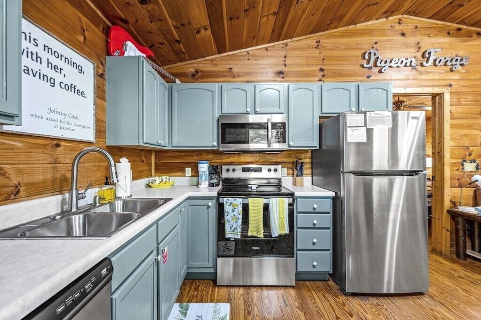 A Little Bit Country's fully equipped kitchen