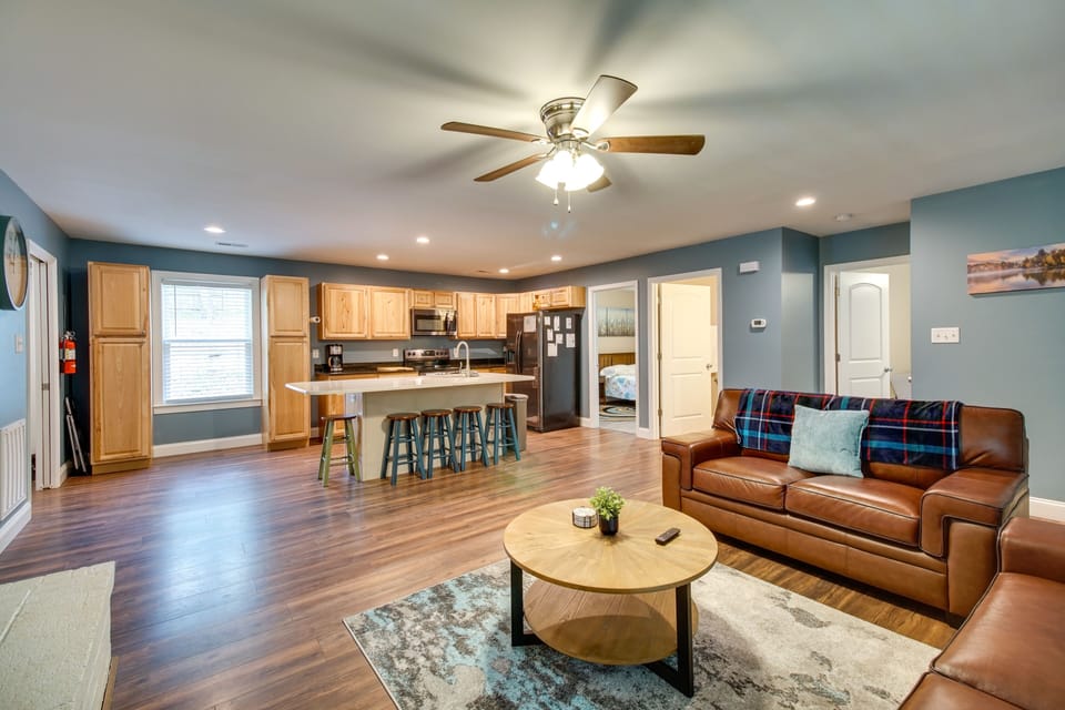 Living Room | Single Story | Free WiFi | Central Heat & A/C | Smart TV