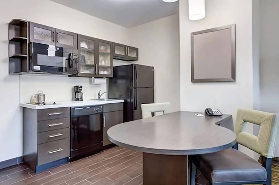 Cook easy meals in the practical kitchen with full-size fridge.