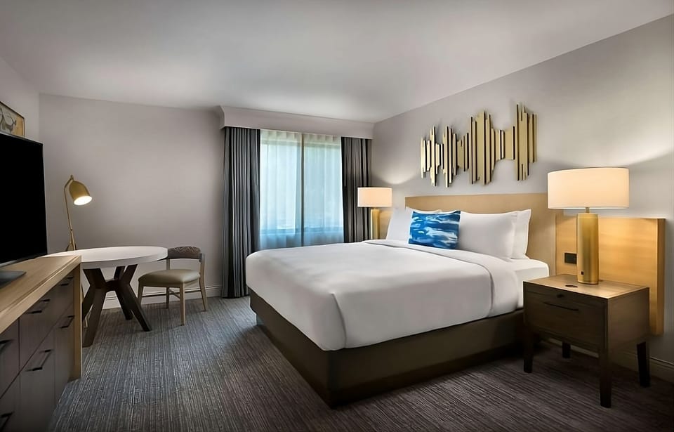 Unit with 1 King size bed. Exact unit will be assigned upon arrival. Views, colors and decor may vary.