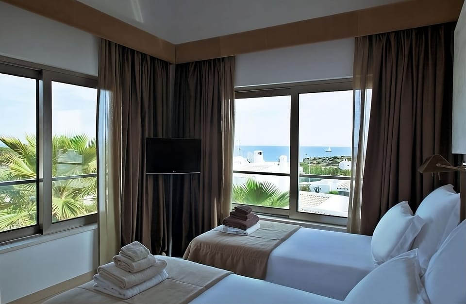 Comfortable Unit with 2 Single beds