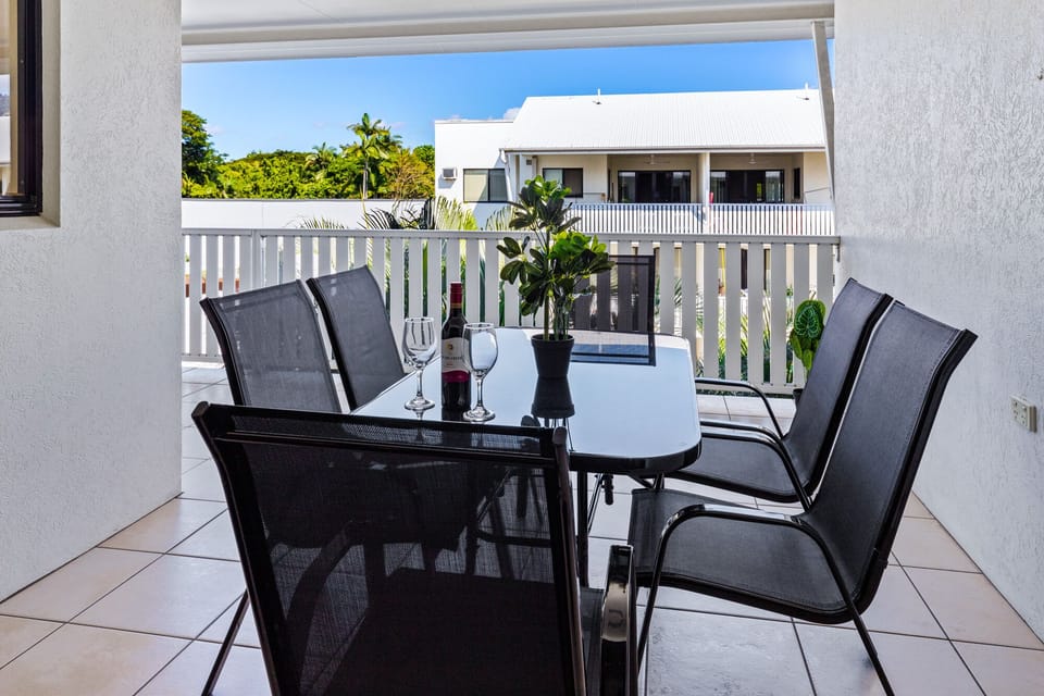 6 seater outdoor dining area on balcony