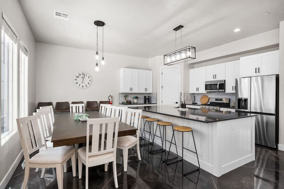 Kitchen/Dining (seats 20)