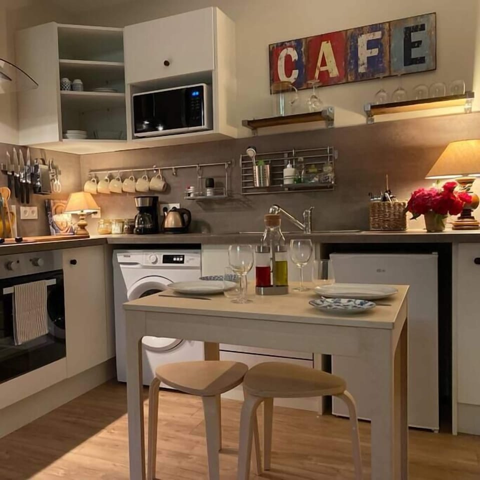 Dinning Table can seat upto 6 
