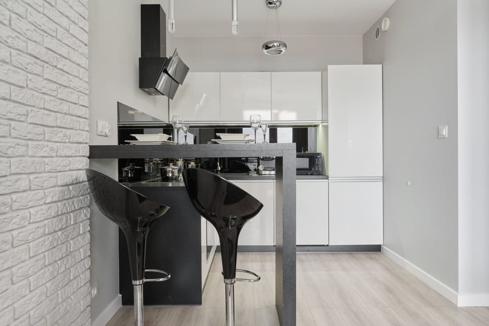 Kitchenette with plenty of kitchen utensils and dishes. 