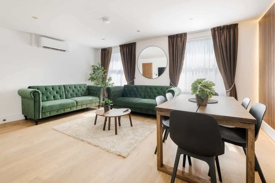 Bedroom | The apartment is fully air conditioned with a brand new Mitsubishi system, providing quiet, powerful cooling and heating throughout the space to ensure optimal comfort in every season.