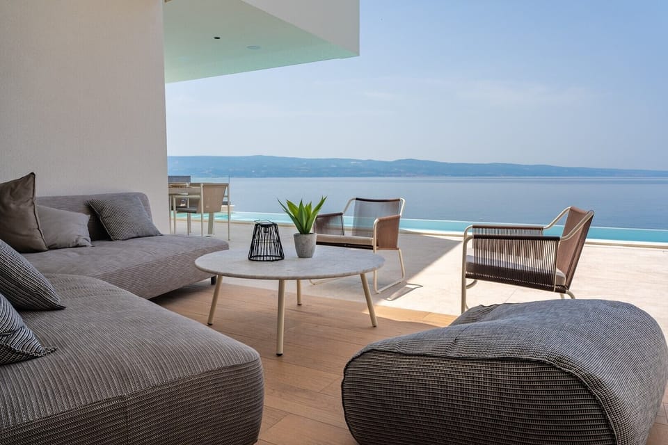 Villa Nina with Finnish Sauna, a Billiard, 54sqm Heated pool with hydromassage, Exercise machine
