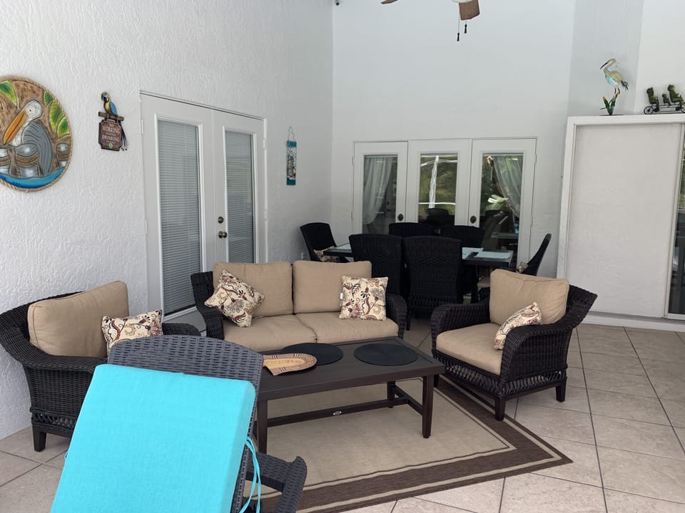 Huge Florida Room with Alfresco dinning, casual seating, bar & bbq. 