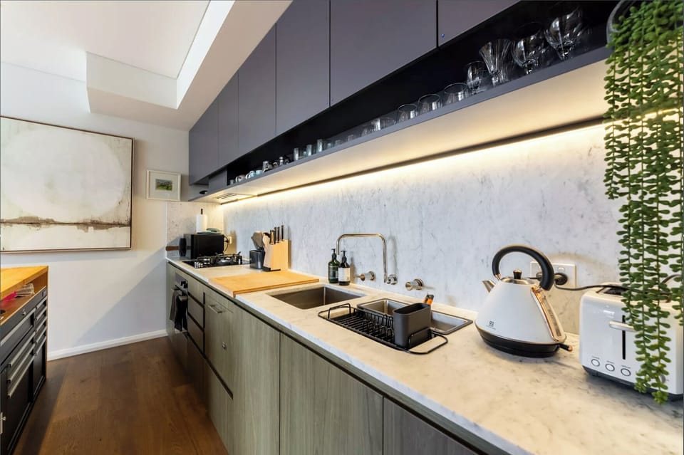 Full modern kitchen, gas cooktop, electric oven, microwave, d/w.