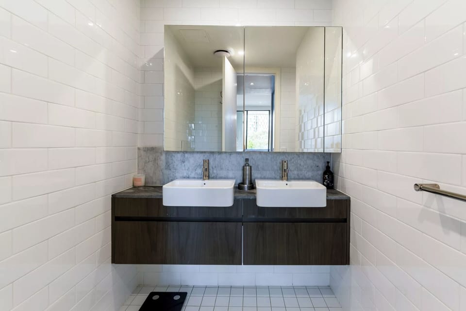 Ensuite bathroom shower to the left