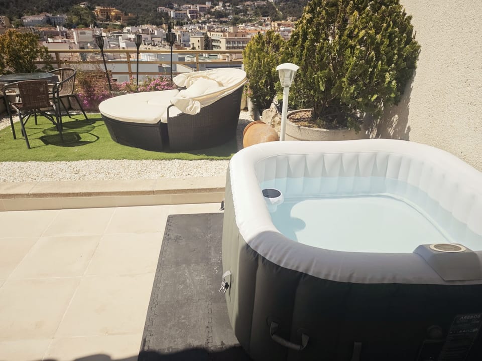 Outdoor spa tub