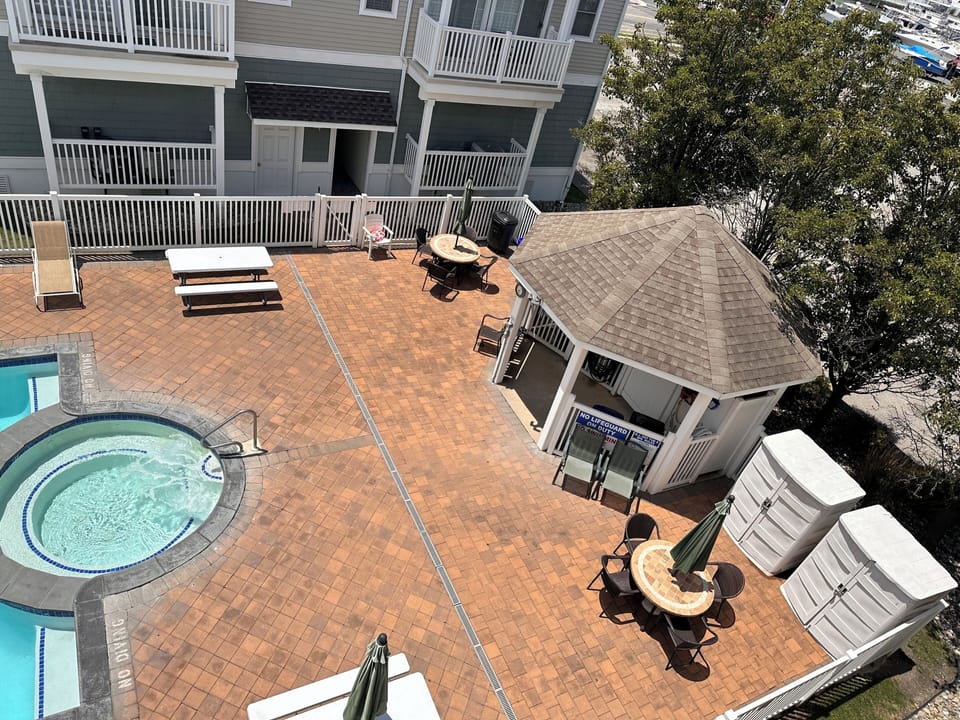 jacuzzi. bbq grill. picnic area
