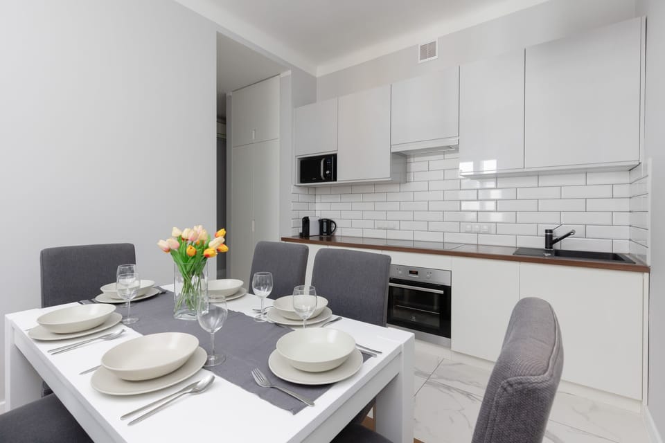 Kitchenette with plenty of kitchen utensils and dishes. 