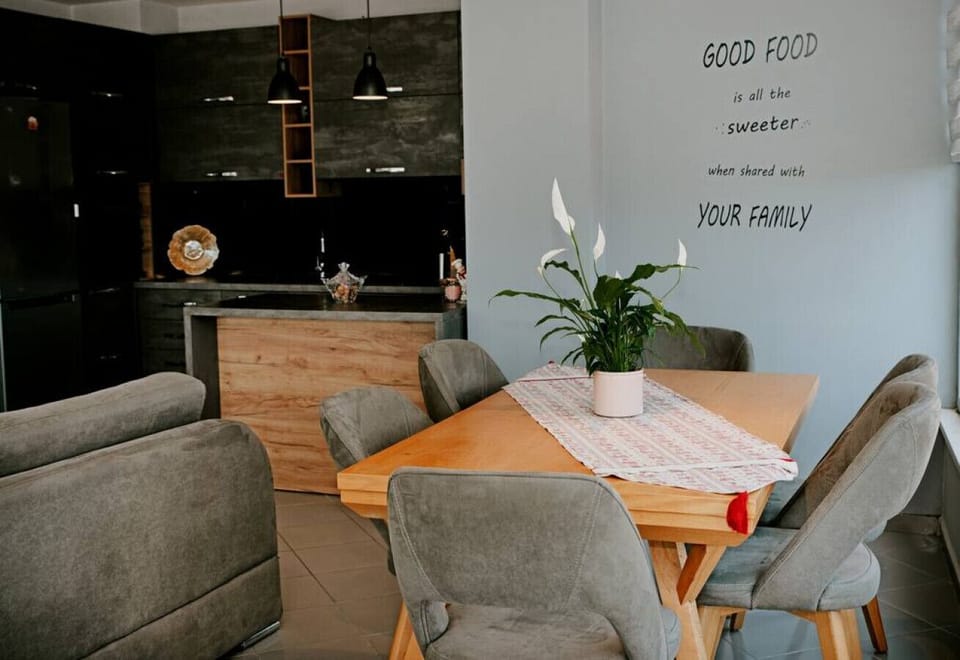 Dining Area & Fully-equipped Kitchen
