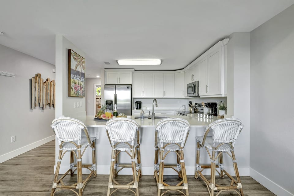 And when the aroma of freshly brewed coffee or a stack of golden pancakes beckons, the four-seater breakfast table is your haven.