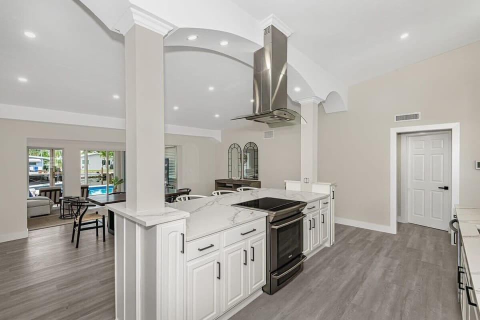 Spacious kitchen fully equipped to prepare a full meal. 