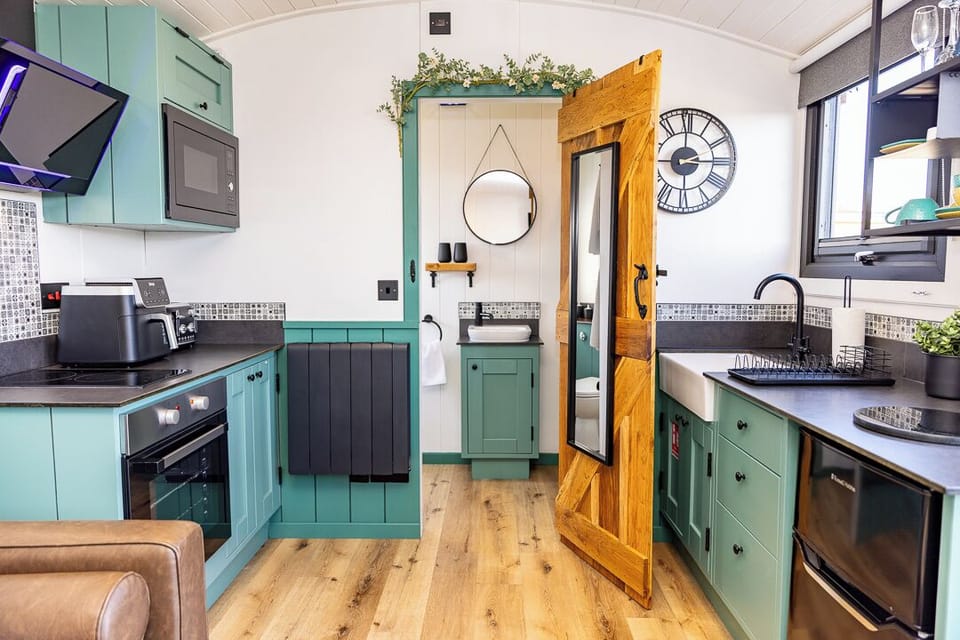Willows Rest - 1 Bed Shepherd's Hut - Pentlepoir (25595)