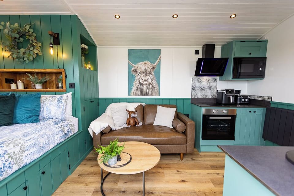 Willows Rest - 1 Bed Shepherd's Hut - Pentlepoir (25611)