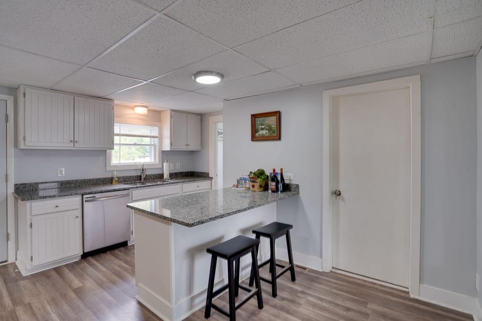 Breakfast Bar | Dishware & Flatware Provided | Central A/C