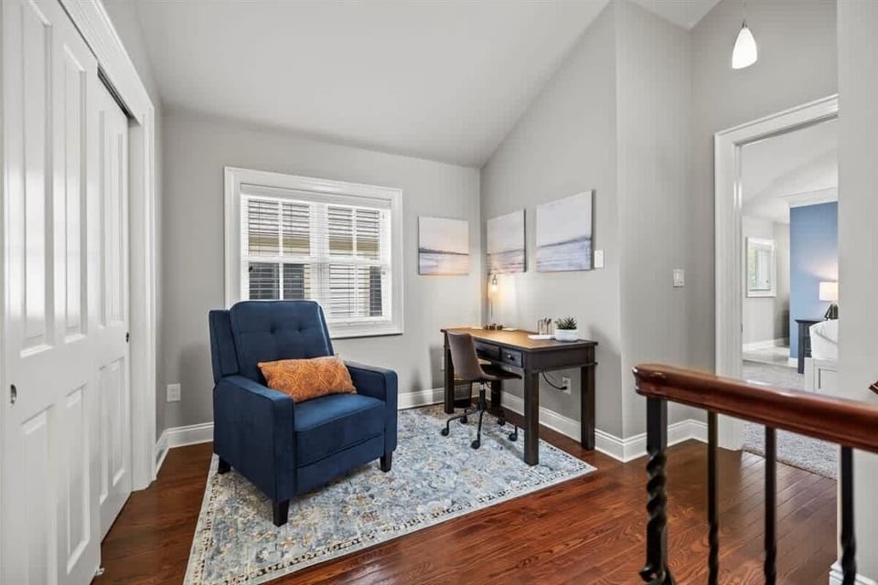 Seating area at the top of the stairs with a dedicated work space.