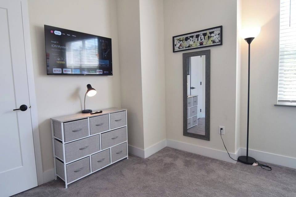 Mickey-themed twin room with bunk, pull-out trundle bed, Smart TV, en suite