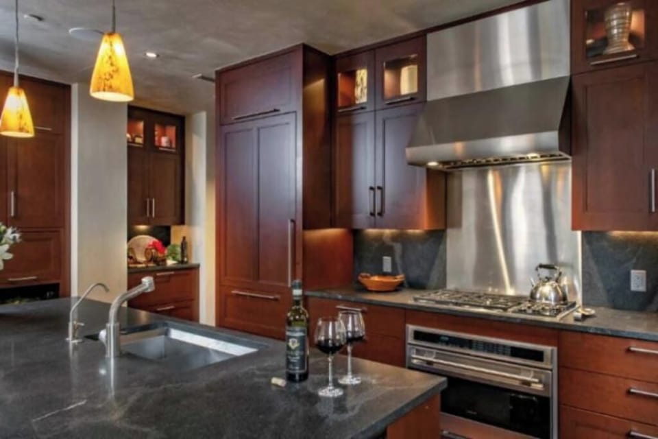 Solaris 3 Bedroom - Decor varies
