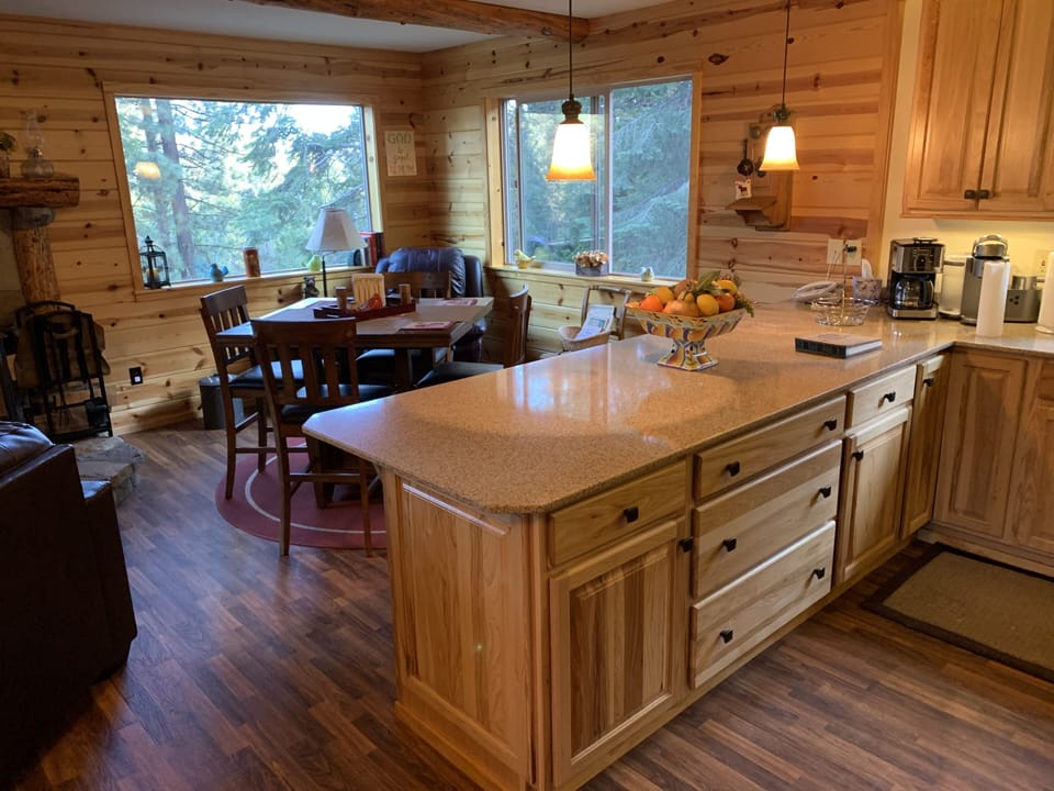 Kitchen Counter/Dining Area