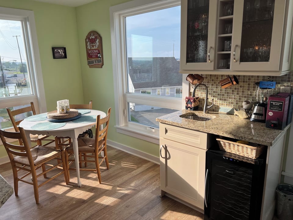 Wet bar and breakfast table