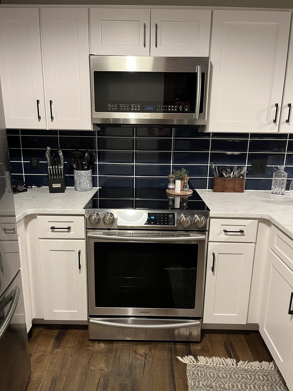 Full appliances. Electric range and microwave. 