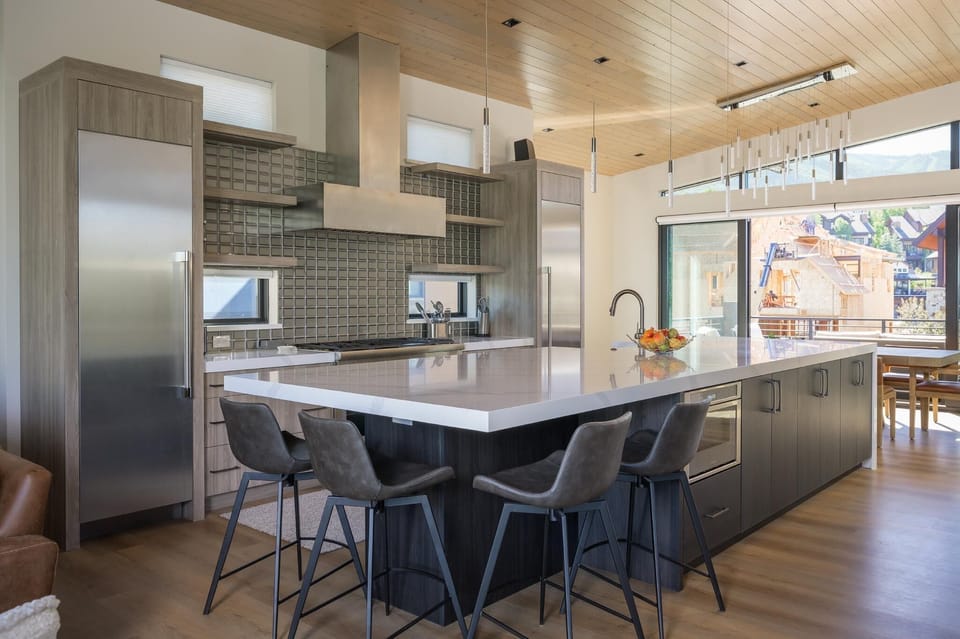 Seating for four at the breakfast bar