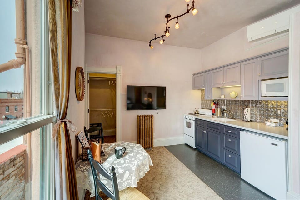 ~Spacious Kitchenette
~Mini Fridge
~Microwave
~Oven and Stove Top Range
~Drip Coffee Maker
~Streaming TV