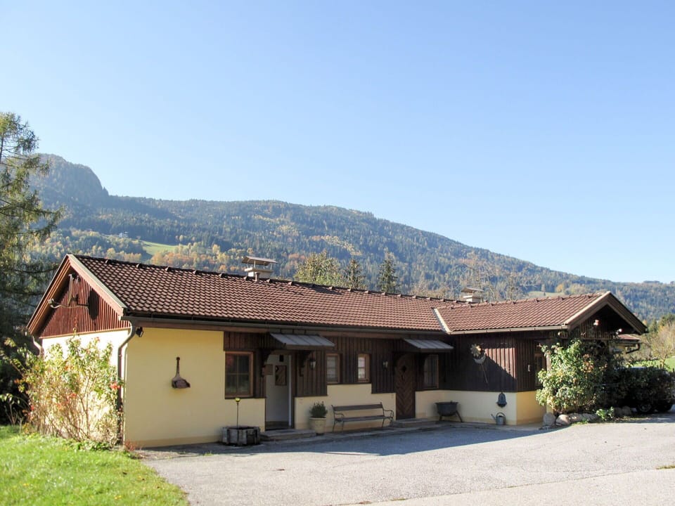 Sky, Plant, Building, Mountain, Window, Tree, House, Land Lot, Residential Area, Cottage