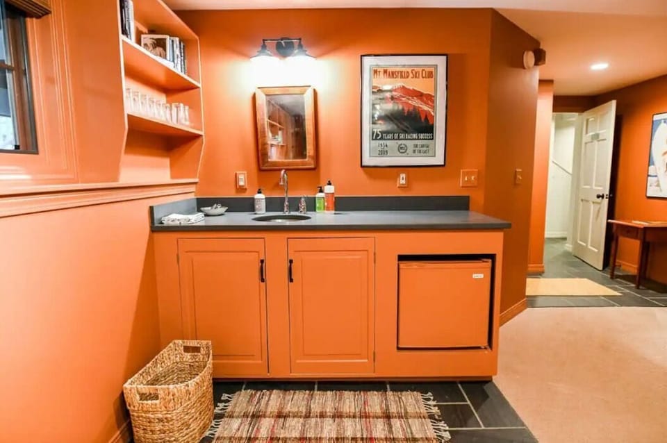 Entertainment bar in Optional Game Room