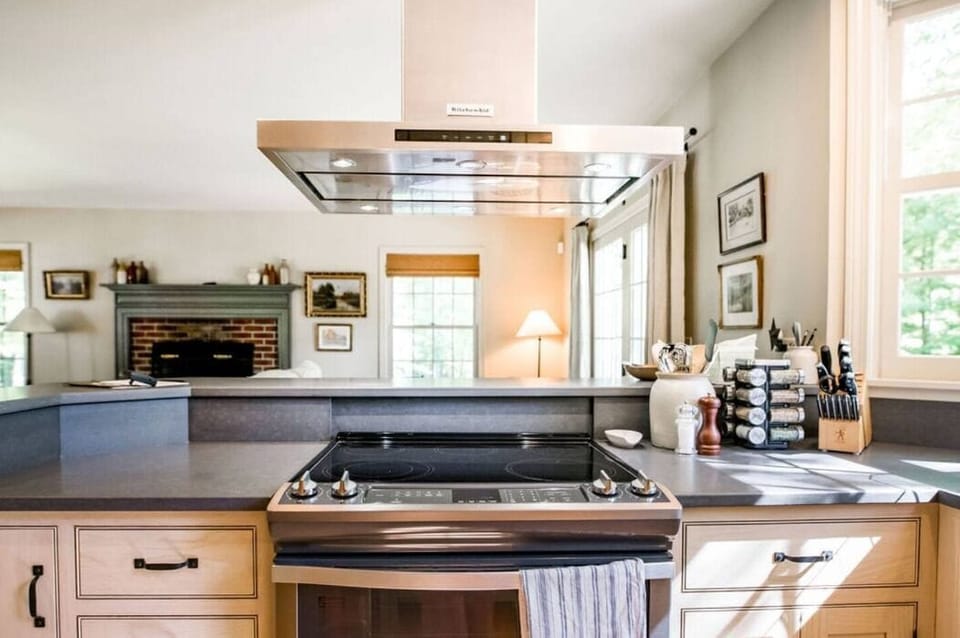 Modern, Well-appointed kitchen