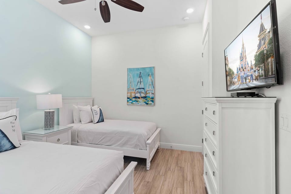 Comfy bedroom of the townhouse in Reunion Florida - Experience the perfect blend of comfort and companionship in inviting room - Offering two single beds - Smart TV and Netflix - Well-appointed bedroom with neutral tones for a calming atmosphere