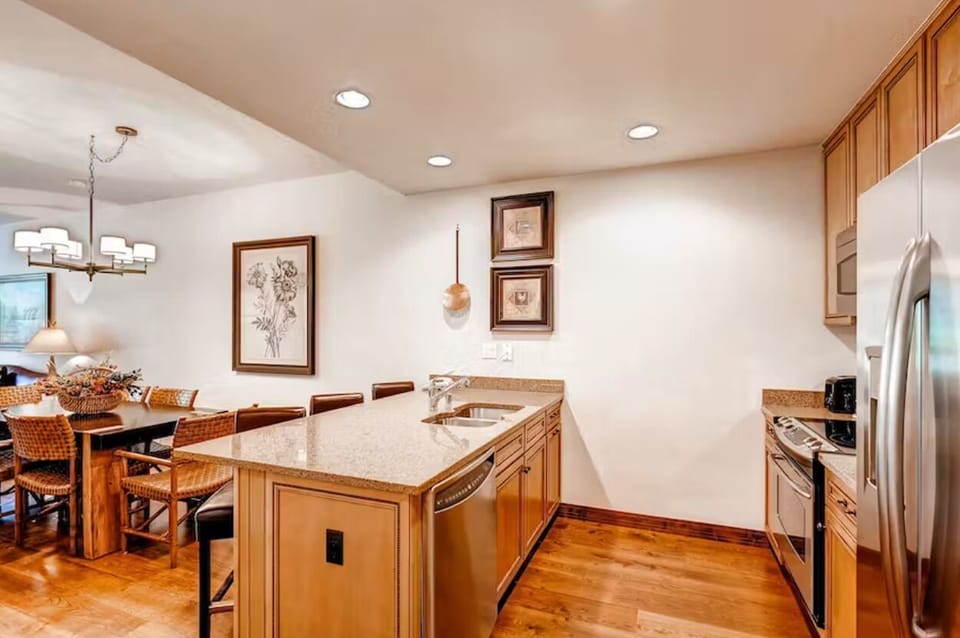 Large kitchen with plenty of space to cook