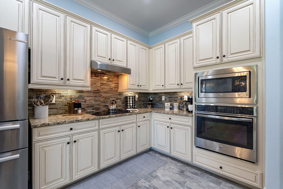 Fully Equipped Kitchen w/Bosch Appliances, Center Island w/Bar Counter Seating for 4