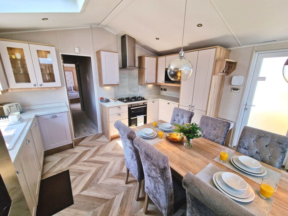 Kitchen/ Dining Area