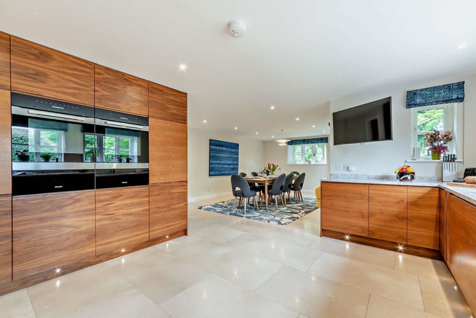 Stonelands Kitchen - StayCotswold