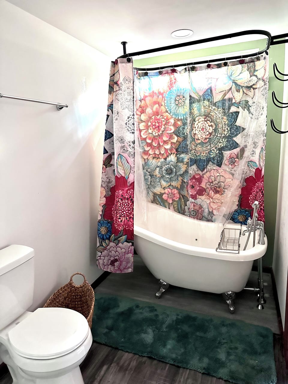 enjoy a soak in the claw tub in the master bath!