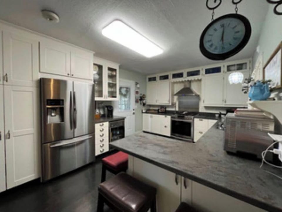 Kitchen- well equipped 