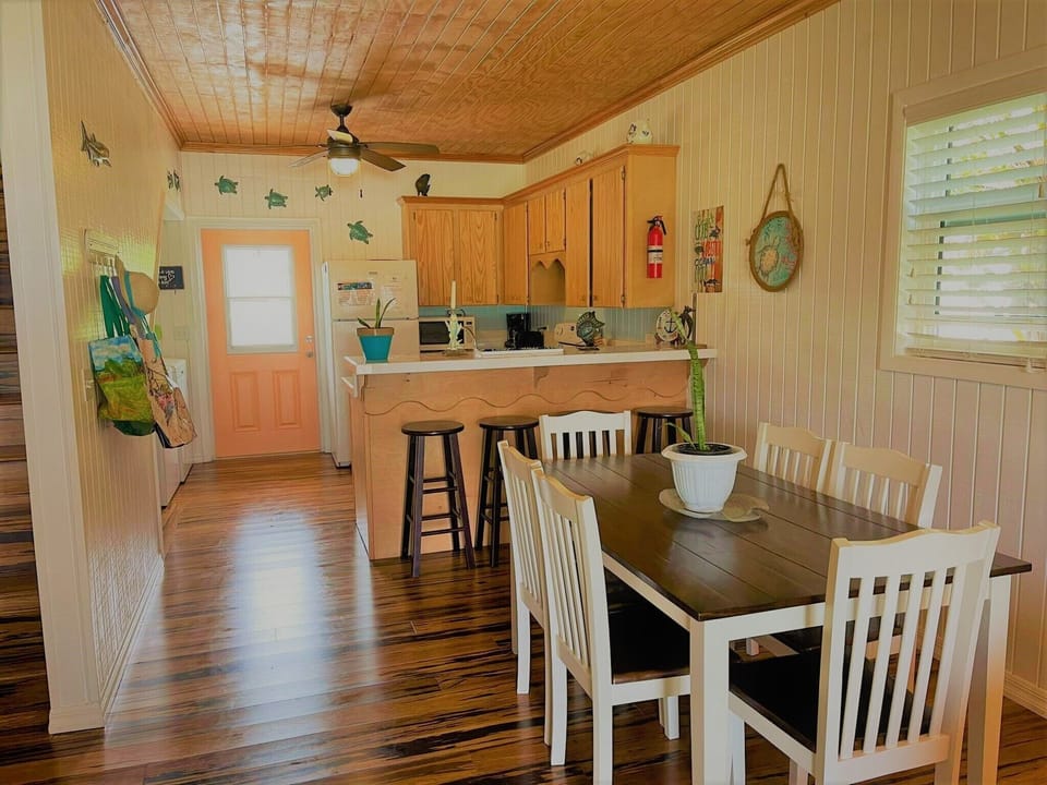 Dining area - seats 6 at the table & 4 more at the kitchen counter.  