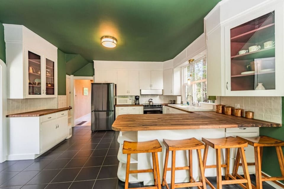 And room for everyone!  Four bar stools sit against the peninsula